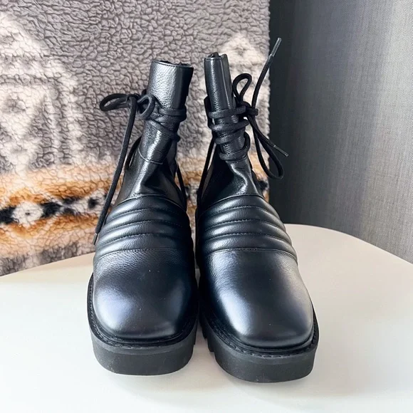Free People Tori Padded Moto Black Leather Pull-On Lug Sole Ankle Boots Size 39 - Picture 4 of 9